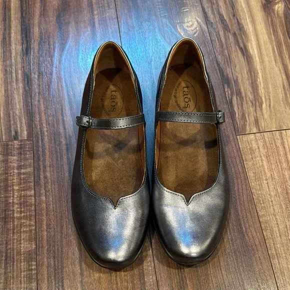 Taos Footwear Women's Pewter Mary Jane Flats - Picture 1 of 8